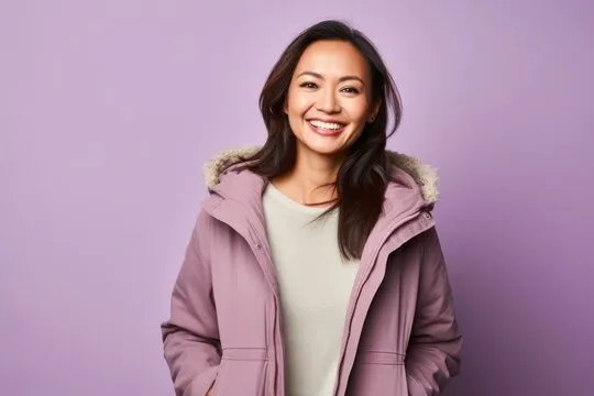 一位老先生在公园长椅上使用手机