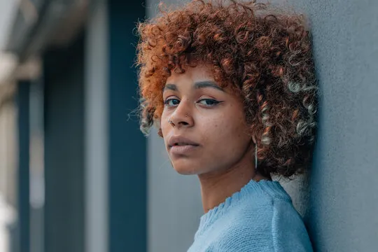 一位用户正在专注地使用澳洲幸运5应用